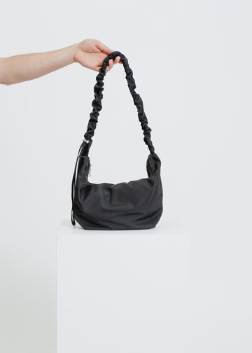 CRESCENT GATHER BAG / BLACK