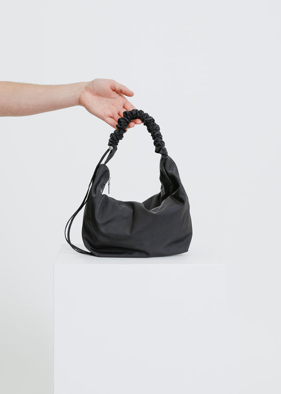 CRESCENT GATHER BAG / BLACK