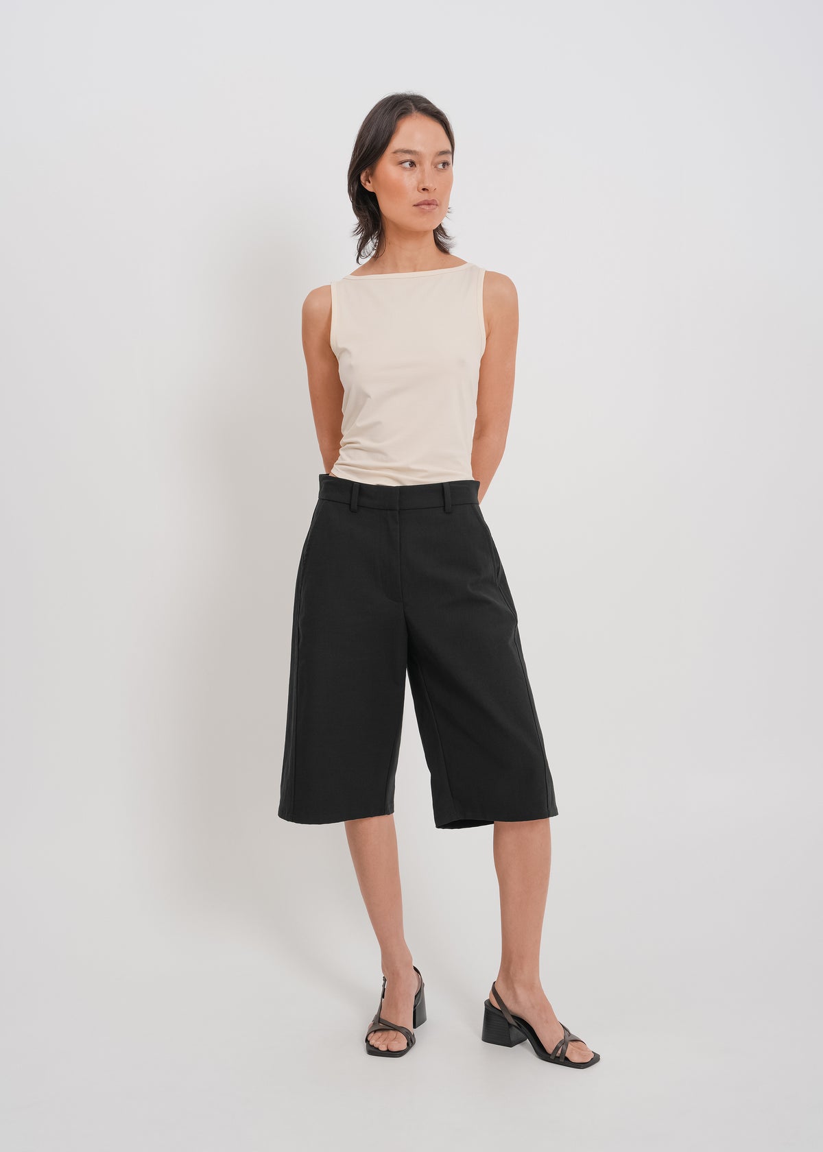 Hanna Short / Black - 
Black (image 5)