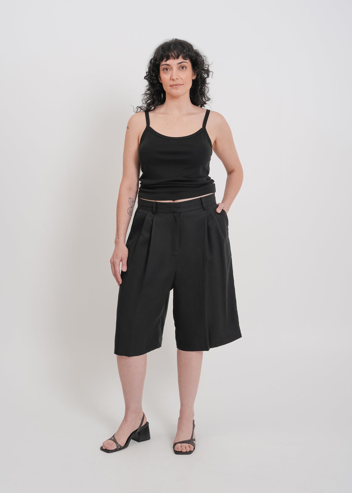 Saige Tailored Short / Black - 
Black (image 9)