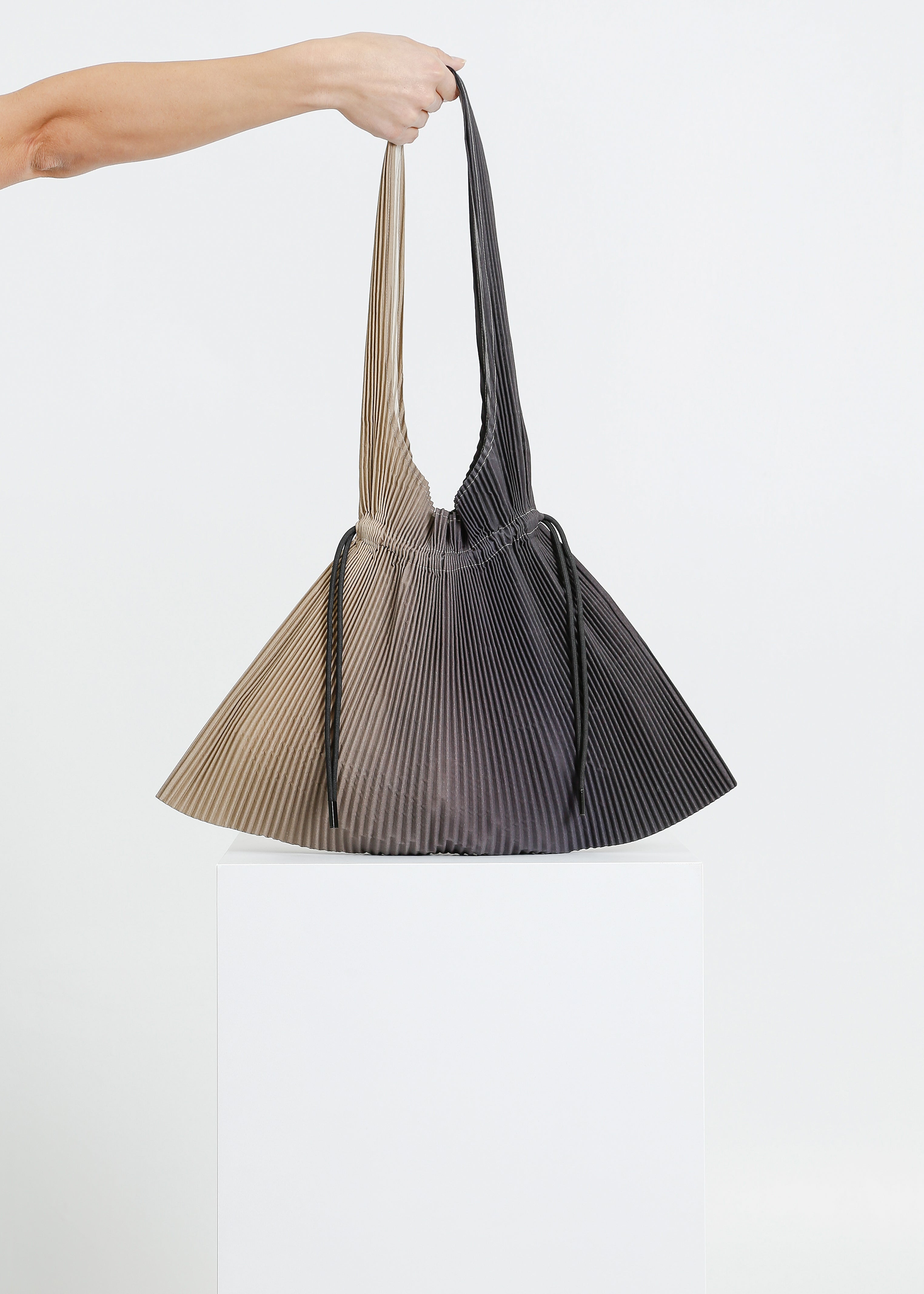 ASH PLEAT TOTE CHARCOAL BEIGE Alpha60